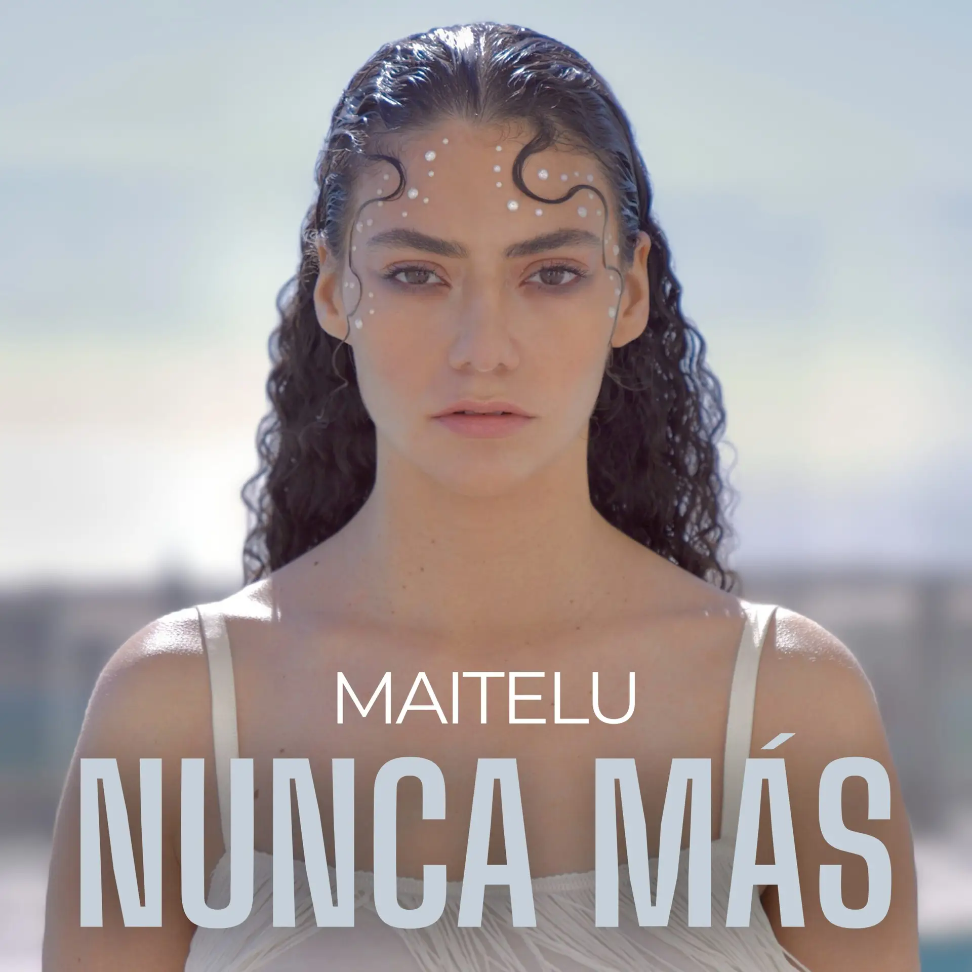 Portada oficial del single NUNCA MÁS de MAITELU